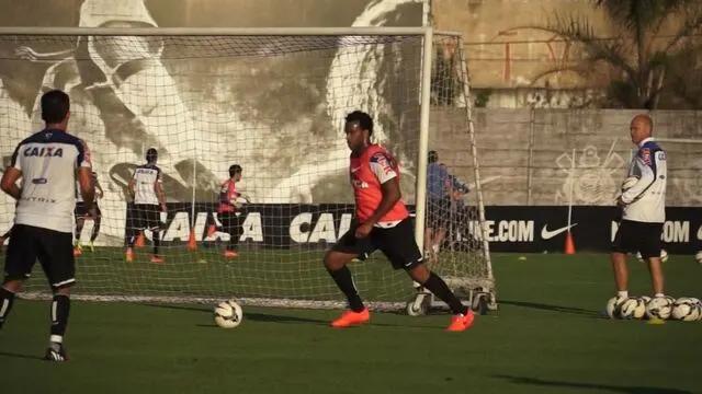 Corinthians pensa a longo prazo e renova com Gil até o fim de 2018