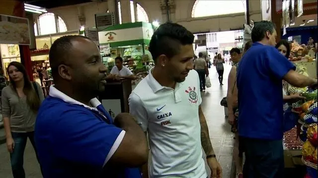 Petros passeia no Mercadão e mata saudades dos sabores da Bahia