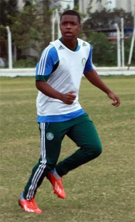 Em jogo-treino contra sub-20, Lucio leva