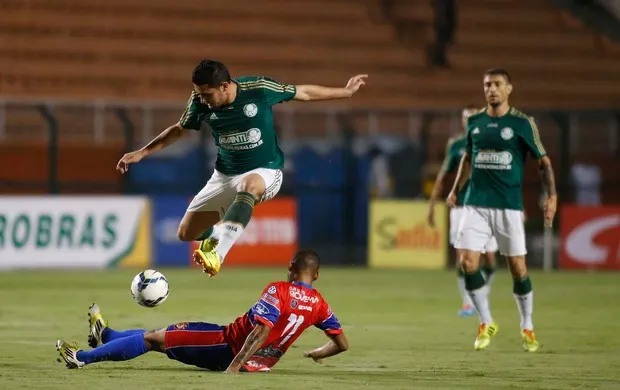 Vídeo: Desfalcado, Palmeiras sofre, mas vence Vilhena e avança