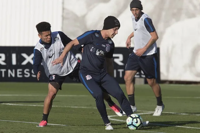 Rodriguinho quer vida longa aos rivais do Corinthians em outros torneios