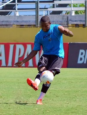 Alan Mineiro se apresenta ao torcedor do Corinthians e celebra chance