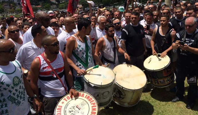 Organizadas dos paulistas se unem no Pacaembu em nome da Chapecoense