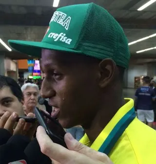 À espera de dança diante da torcida, Mina celebra estreia no Palmeiras