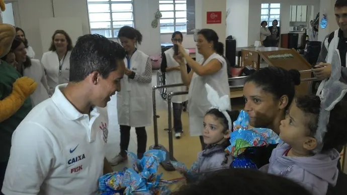 Jadson distribui ovos de Páscoa a crianças deficientes em São Paulo