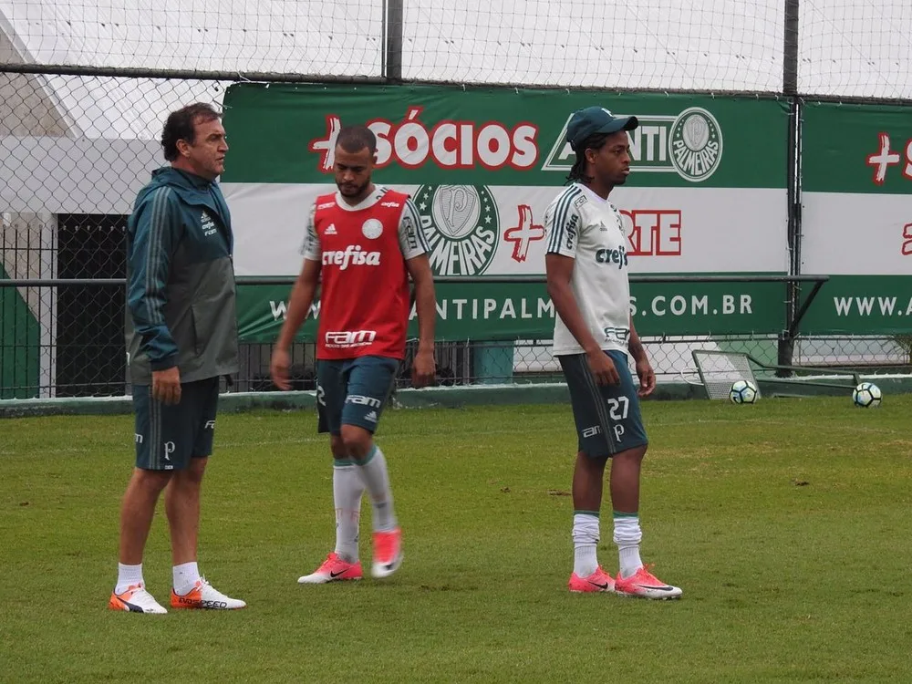 Keno vira dublê de Cuca, e Palmeiras ensaia com novidades: 'Toma meu boné'