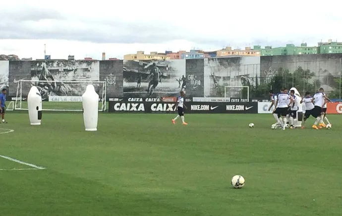 Atacantes do Timão usam bonecos em treino de finalizações no CT