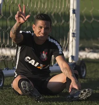 Sem contratar, Corinthians faz Luciano renascer e virar sombra para Love