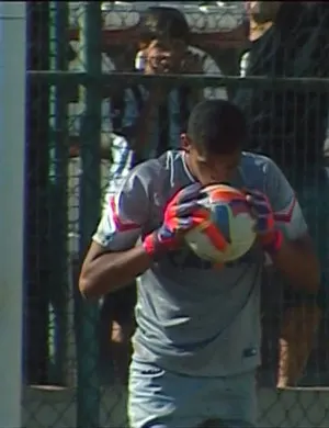 Goleiro pega três pênaltis, Corinthians elimina Galo e vai à semi da Taça BH