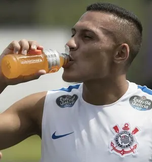 Atrás do primeiro gol, Léo Jabá faz trabalhos de um contra um no Timão