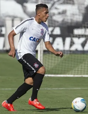 Corinthians observa dois garotos do sub-17 em treinos com profissionais