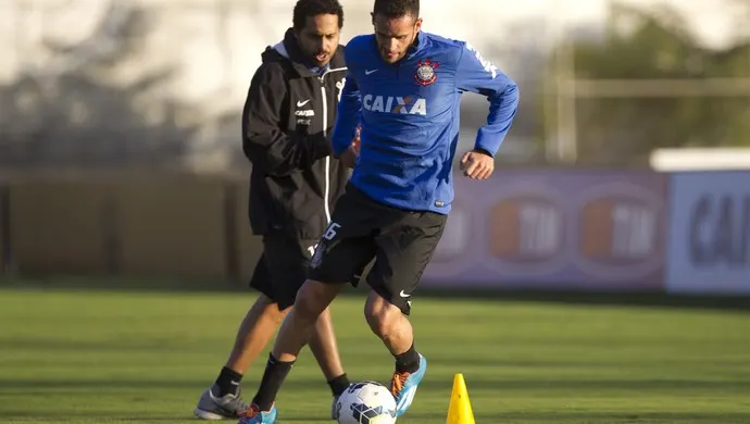 Mano começa treino na Arena com Renato Augusto entre titulares