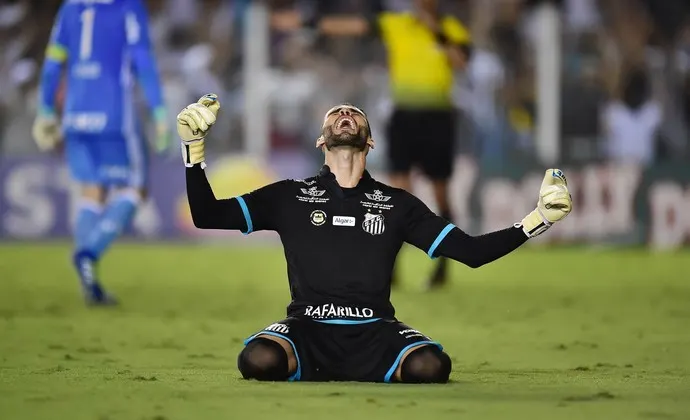 Goleiro do Santos teve 'ajuda eletrônica' para defender pênaltis e eliminar Palmeiras