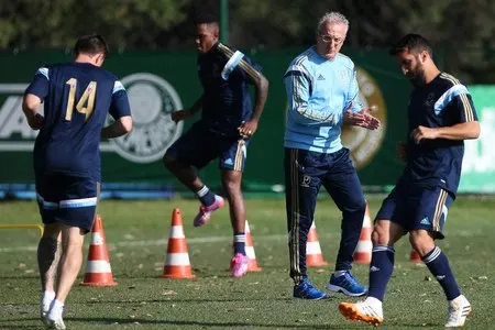 Dorival Júnior comanda treino tático na Academia e repete time da estreia