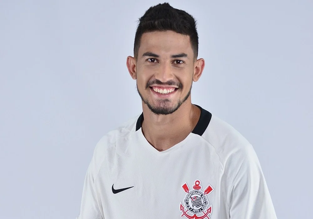 Pedro Henrique amadurece, corrige erros no Corinthians e até se escala no Cartola