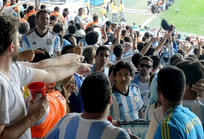 [COPA 2014] Clima quente: brasileiros e argentinos batem boca no Mineirão