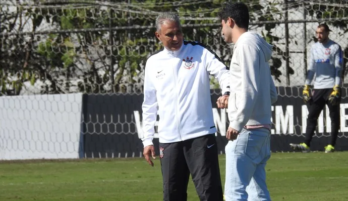 Após cirurgia, goleiro Matheus Vidotto faz visita aos colegas no Corinthians