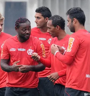 Na torcida pelo Corinthians, Liedson quer que o amigo Love se torne ídolo