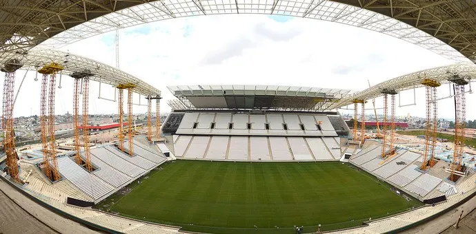 Programa oficial mostra tour pela obra da Arena Corinthians, neste domingo.