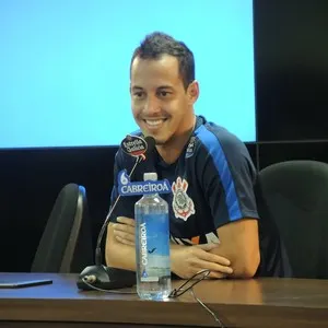 Rodriguinho atende telefone em ação de novo patrocinador do Corinthians