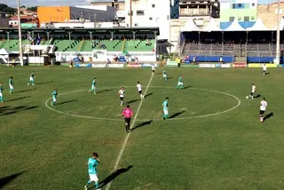 Em jogo de nove gols em uma hora, Coritiba goleia o Corinthians