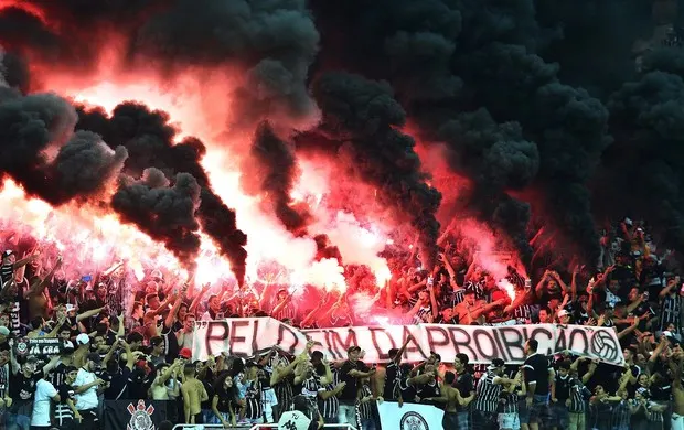 Corinthians é multado em R$ 5 mil por causa de sinalizadores e faixa