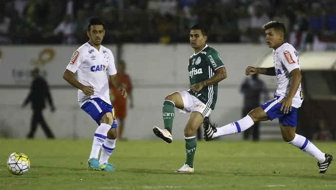 Palmeiras e Cruzeiro criam chances, mas falham e ficam no zero