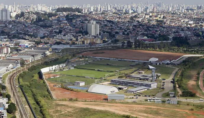 Com plantio de grama, Corinthians retoma construção do CT da base