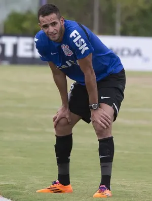 Renato Augusto sente dores e pode ser desfalque na estreia do Brasileiro.