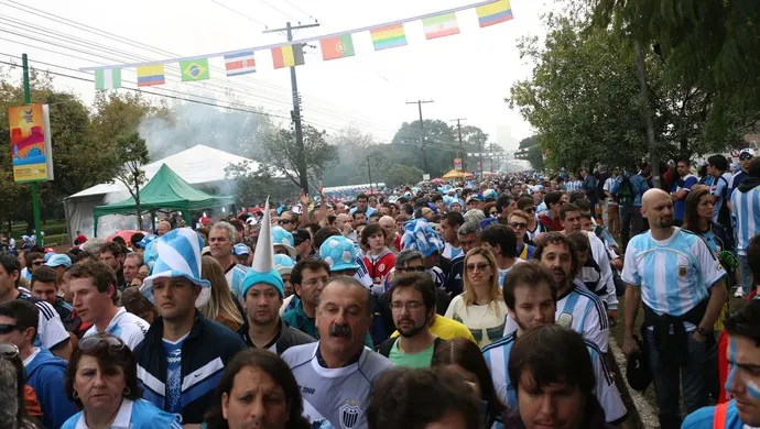 [Copa 2014] Mar azul: argentinos passam noite em claro e tomam o entorno do Beira-Rio