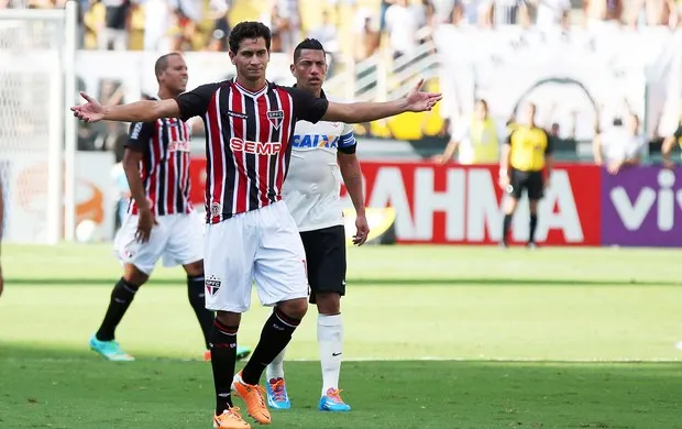 Decisivo contra Corinthians, Ganso vence enquete de gol mais bonito