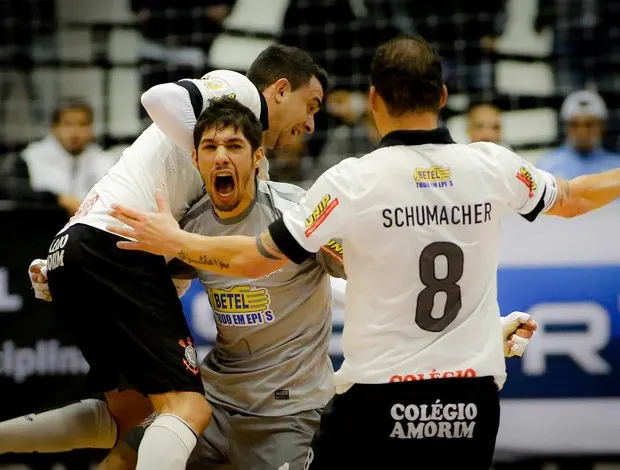 Algoz do Concórdia, goleiro-artilheiro do Corinthians tem 35 gols na carreira