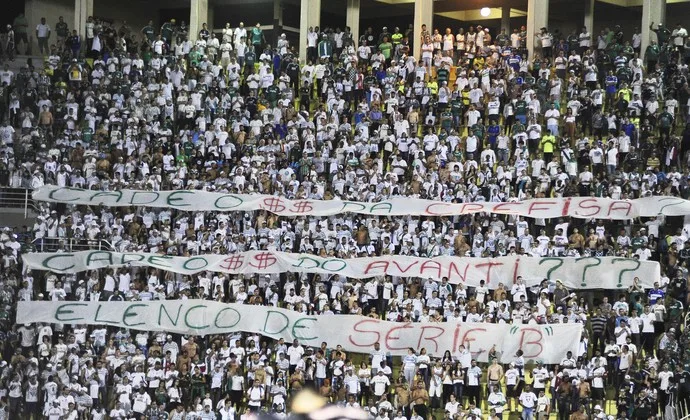 Torcida do Palmeiras protesta, e Alexandre Mattos pede 'desculpa'