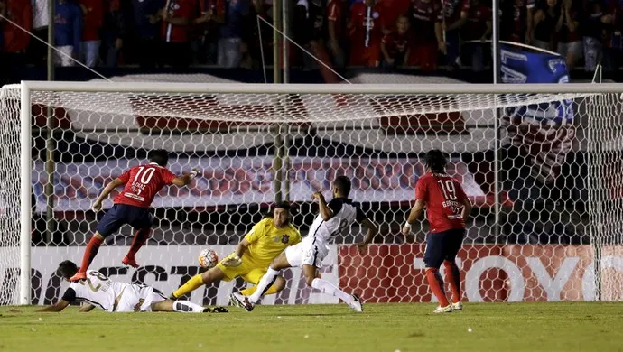 Goleiros de Corinthians, Cruzeiro e Nacional-URU disputam melhor defesa