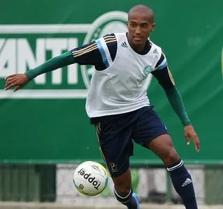 Palmeiras renova contratos de Victor Luis e Renato, dupla revelada na base