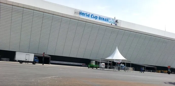 Banner de identificação da Copa é instalado na Arena Corinthians