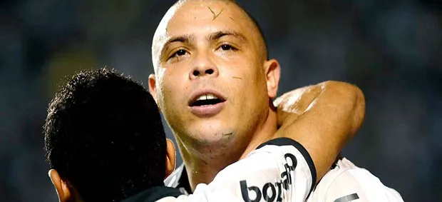 Na Memória: com gols de Ronaldo e muito drama, Corinthians bate Sport