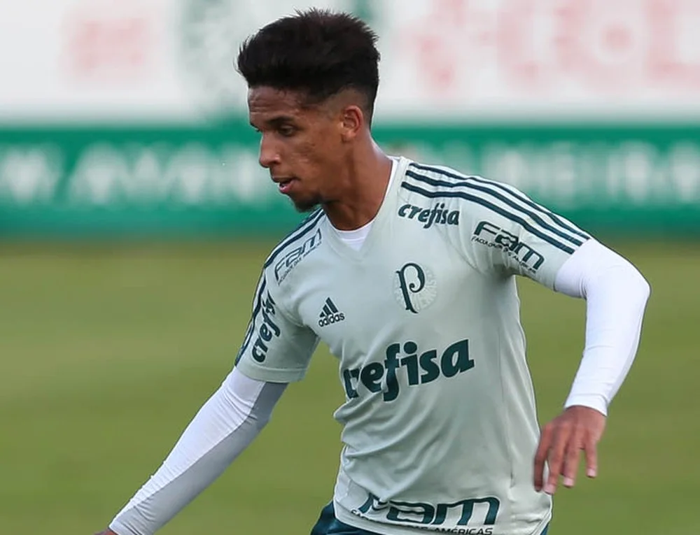 Palmeiras negocia empréstimo, e Vitinho deve viajar nesta semana para Barcelona