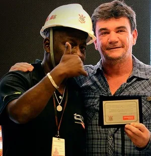 Ex-são-paulino representa operários em evento na Arena Corinthians.