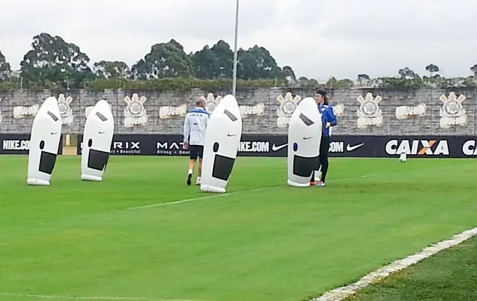 Cássio volta a treinar no Timão e Cássio volta a treinar no Timão e desafia bonecos em saídas de gol