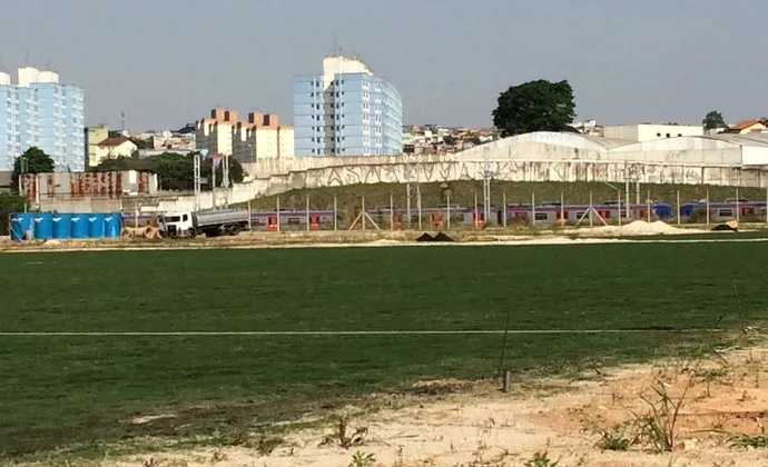 Corinthians tenta acelerar obras em novo CT da base após grama crescer