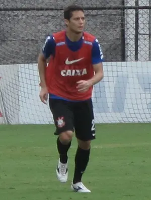 Corinthians treina sem Fábio Santos, mas tem retorno de Anderson Martins