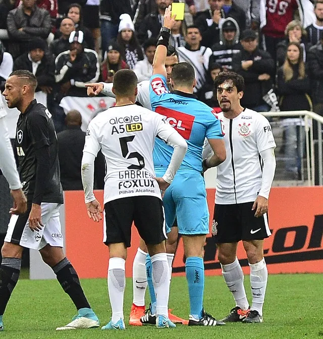 Fagner recebe terceiro amarelo e desfalca o Corinthians contra a Ponte