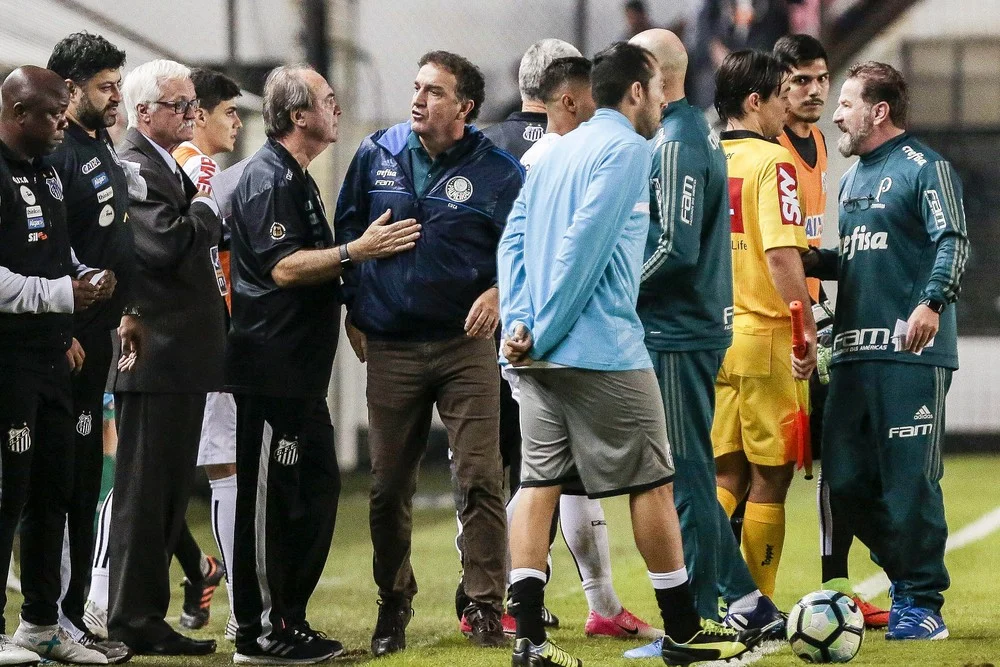 Dorival foi motivo da discussão entre Cuca e Elano no Santos x Palmeiras; entenda