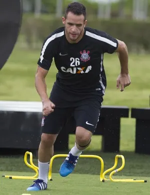 Renato Augusto comemora decisões na arena: 