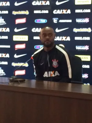 Vagner Love retoma confiança com a camisa 9: 