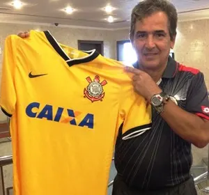 Técnico da Costa Rica ganha camisa do Corinthians: 