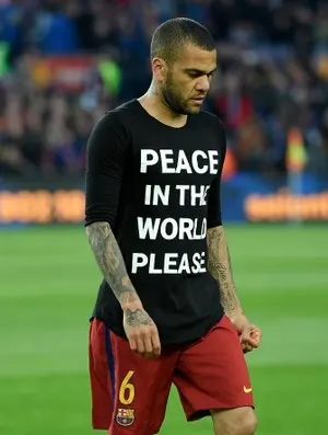 Dani Alves será avaliado nos EUA e pode dar lugar ao corintiano Fagner