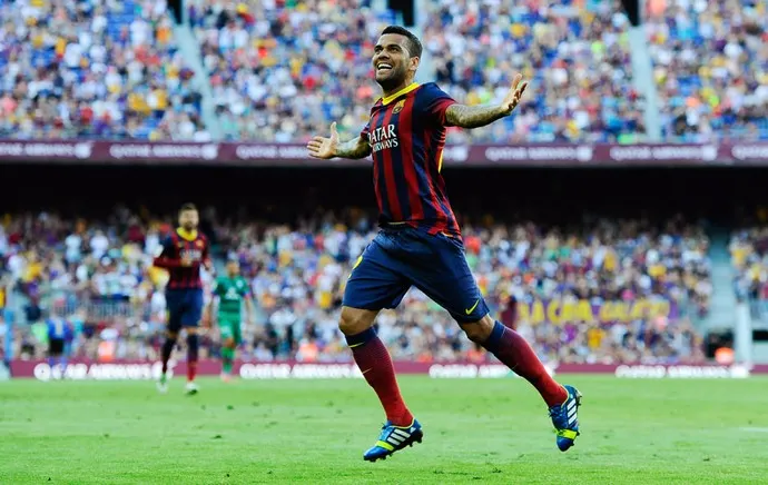 OFF: Liverpool estaria prestes a fazer uma proposta de R$ 19 mi por Daniel Alves