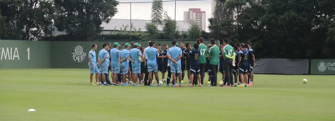 Após eliminação, Gilson Kleina tem conversa particular com o elenco